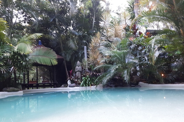 Außenpool, Sonnenschirme, Liegestühle