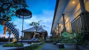 Indoor pool, outdoor pool, sun loungers - Puri Suksma Ubud (Ubud)