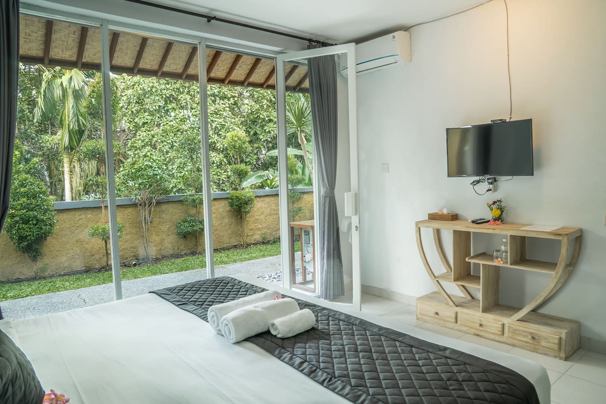 Frette Italian sheets, premium bedding, in-room safe