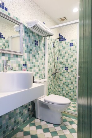 Room (8 persons) | Bathroom | Free toiletries, hair dryer, slippers - Shin Shin Hotel (Hengchun)