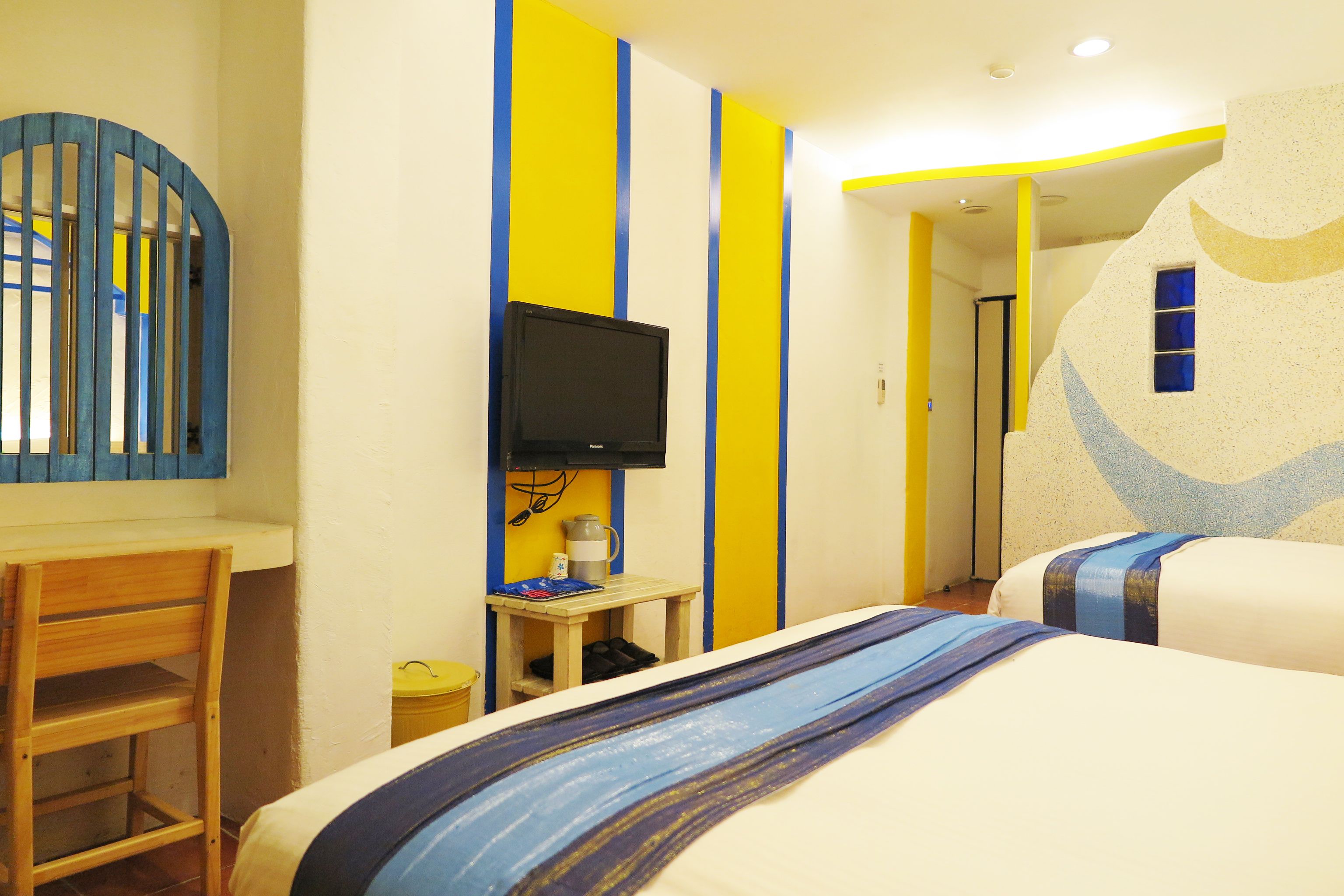 quadruple room, no windows (305) | free wifi, bed sheets