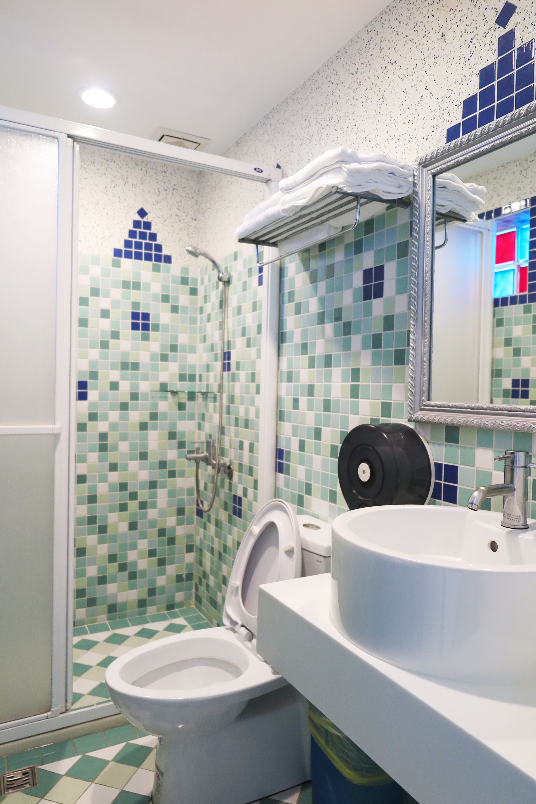 room (8 persons) | bathroom | free toiletries, hair dryer, slippers