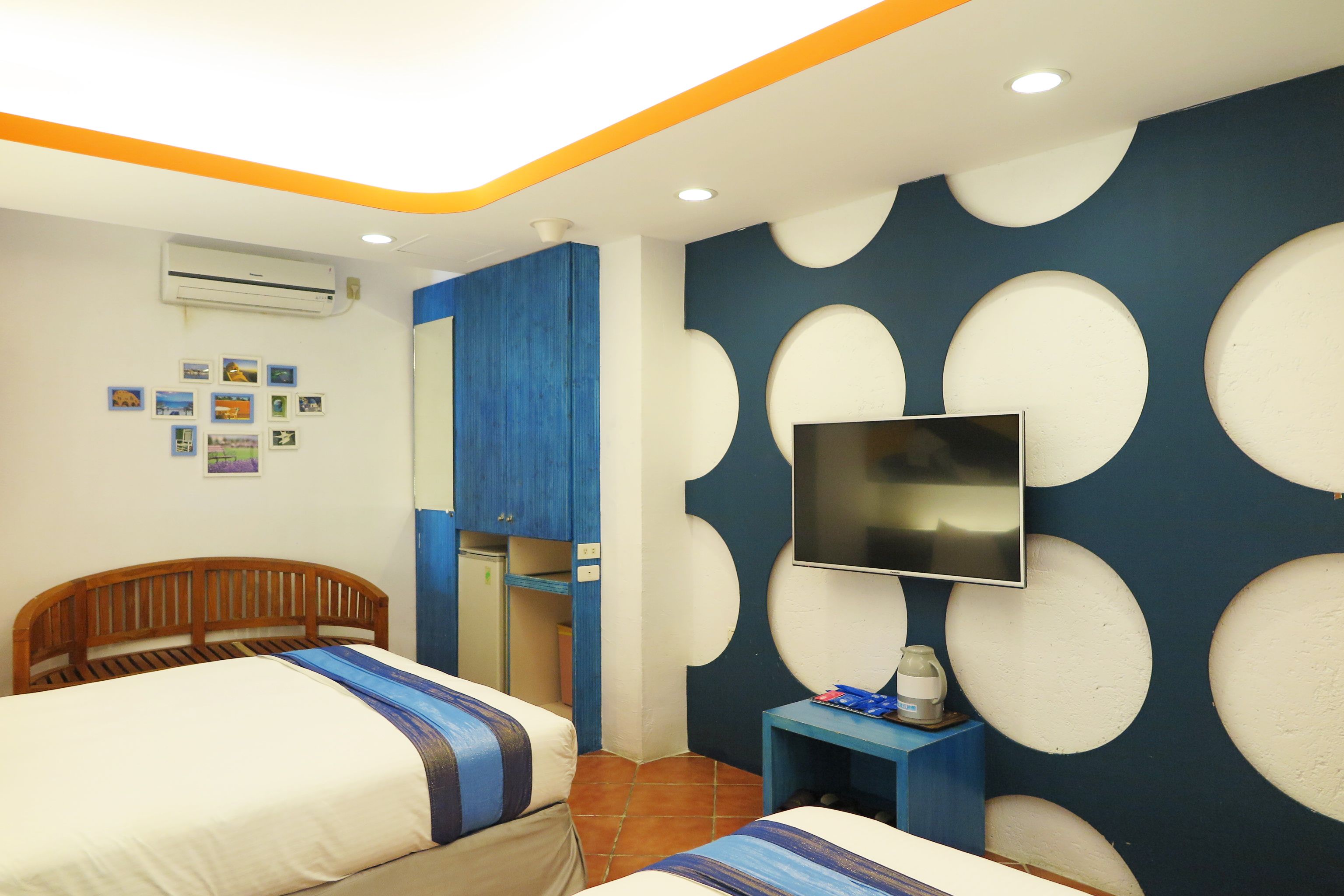 quadruple room, no windows (305) | free wifi, bed sheets