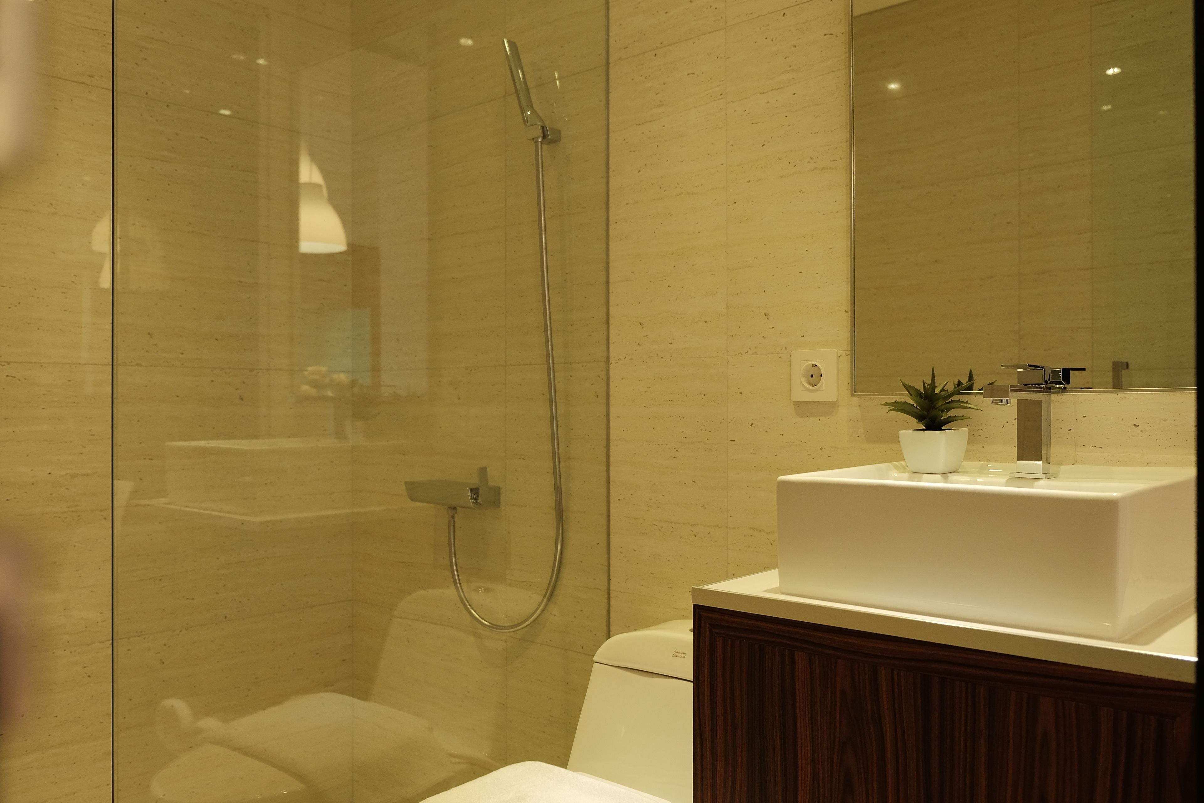 Deluxe Room, 1 King Bed | Bathroom | Shower, free toiletries, hair dryer, slippers