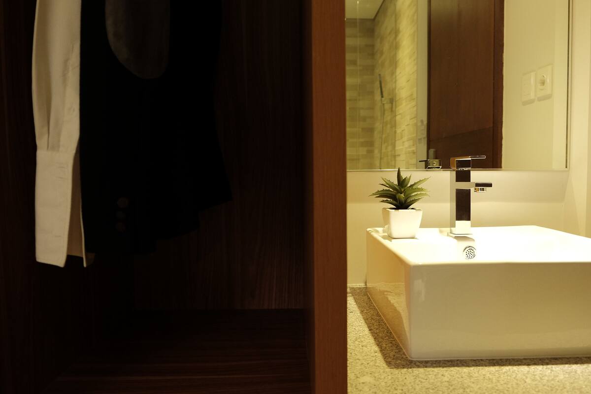 standard room | bathroom sink