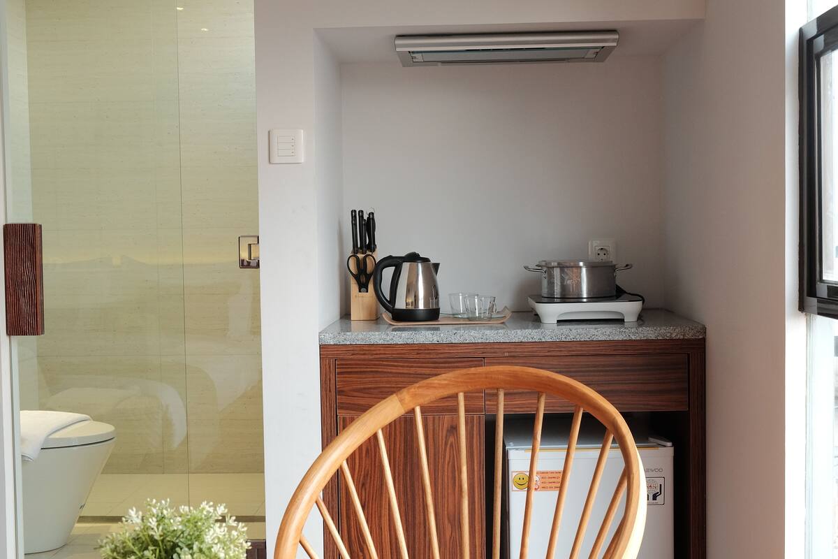 deluxe room, 1 king bed | room amenity