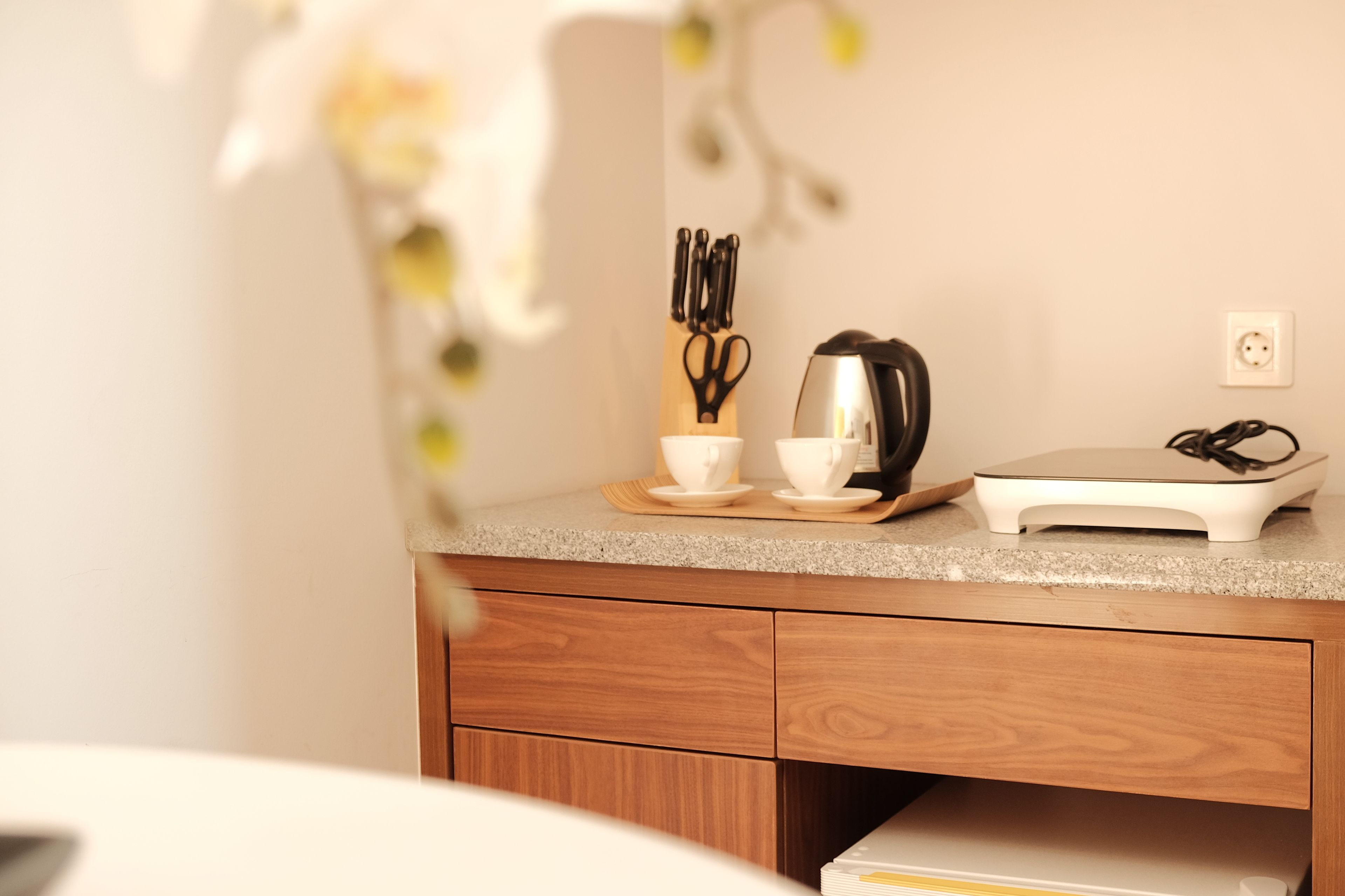 premium room, 1 king bed | room amenity