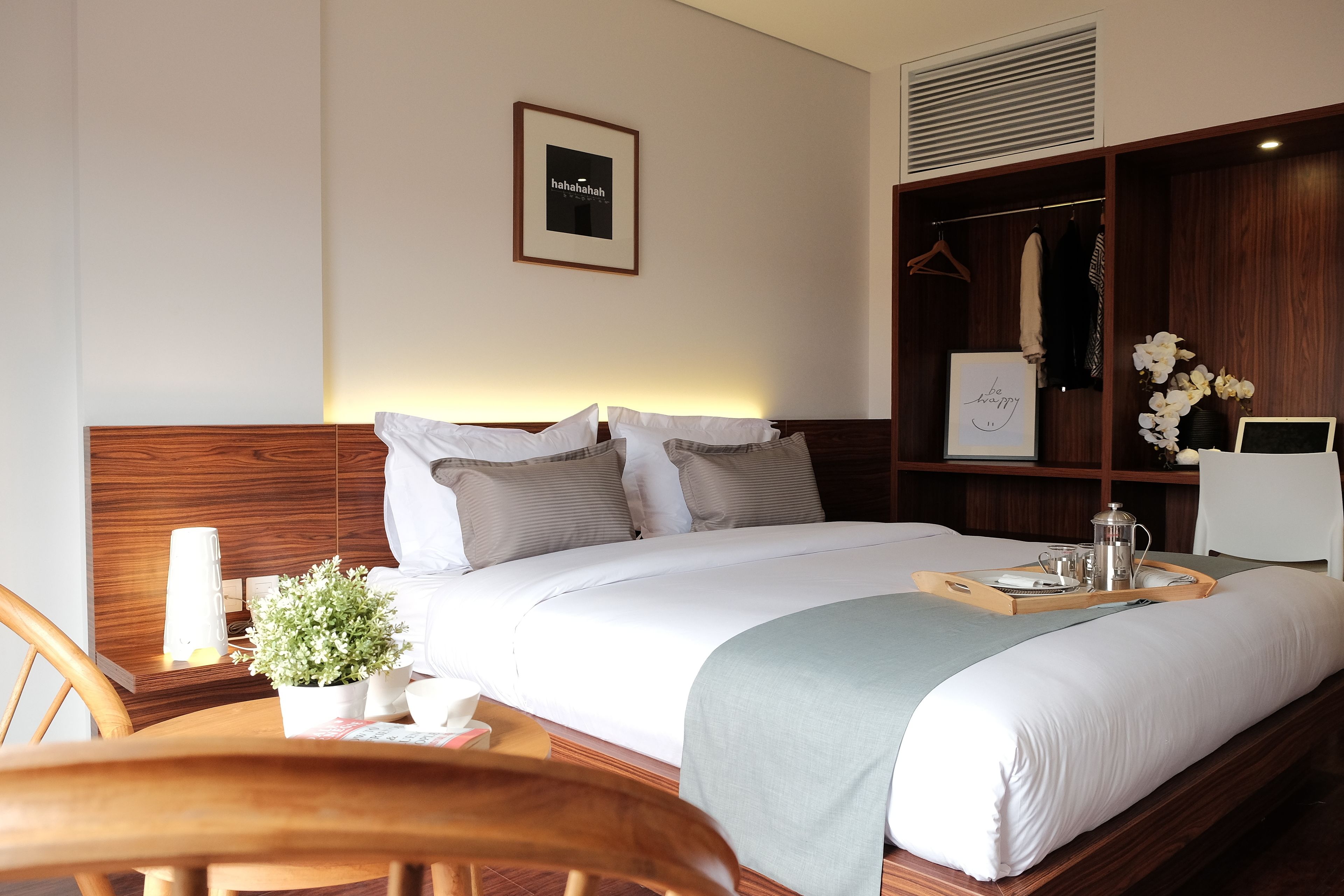 deluxe room, 1 king bed | premium bedding, in-room safe, desk, soundproofing