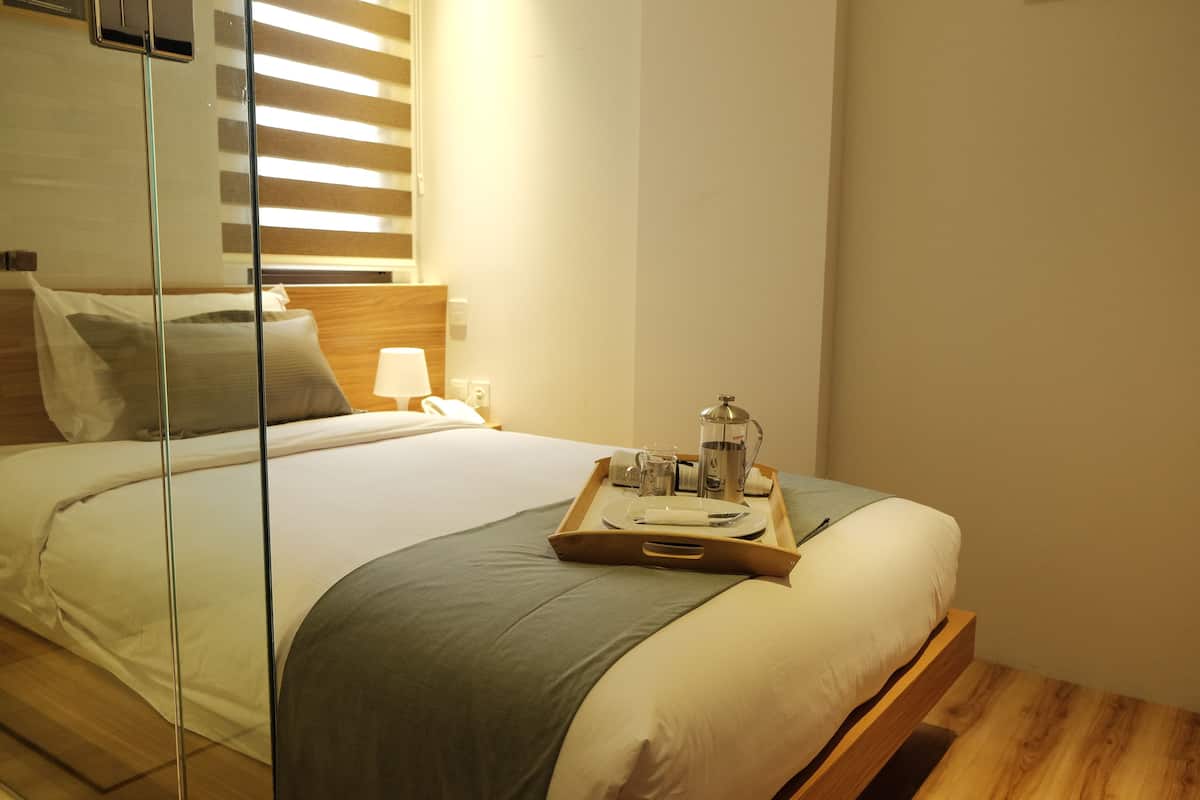 Habitación estándar | Ropa de cama de alta calidad y caja de seguridad en la habitación