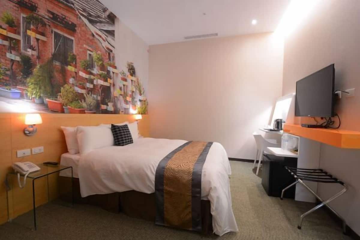 In-room safe, desk, soundproofing, free WiFi