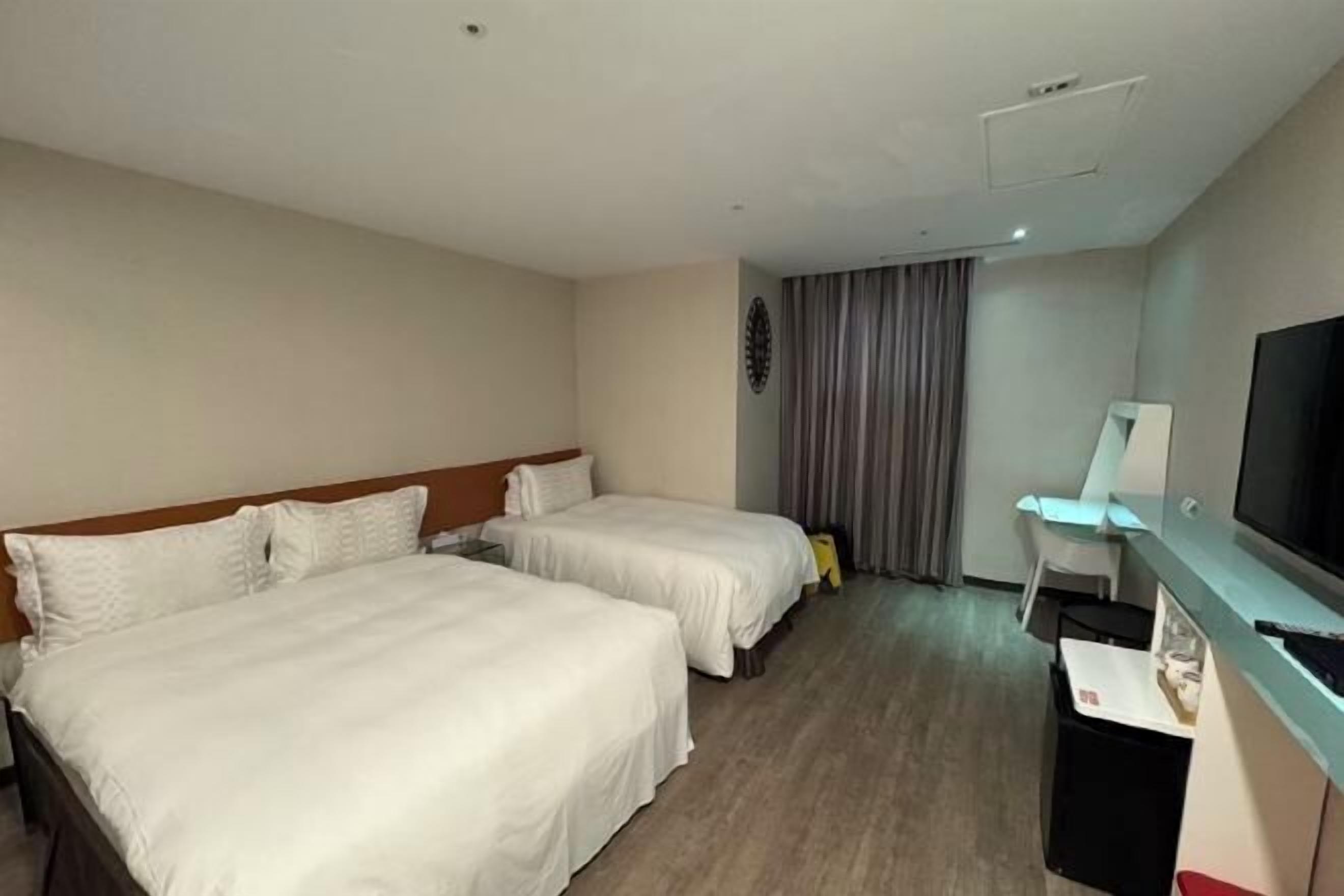 In-room safe, desk, soundproofing, free WiFi