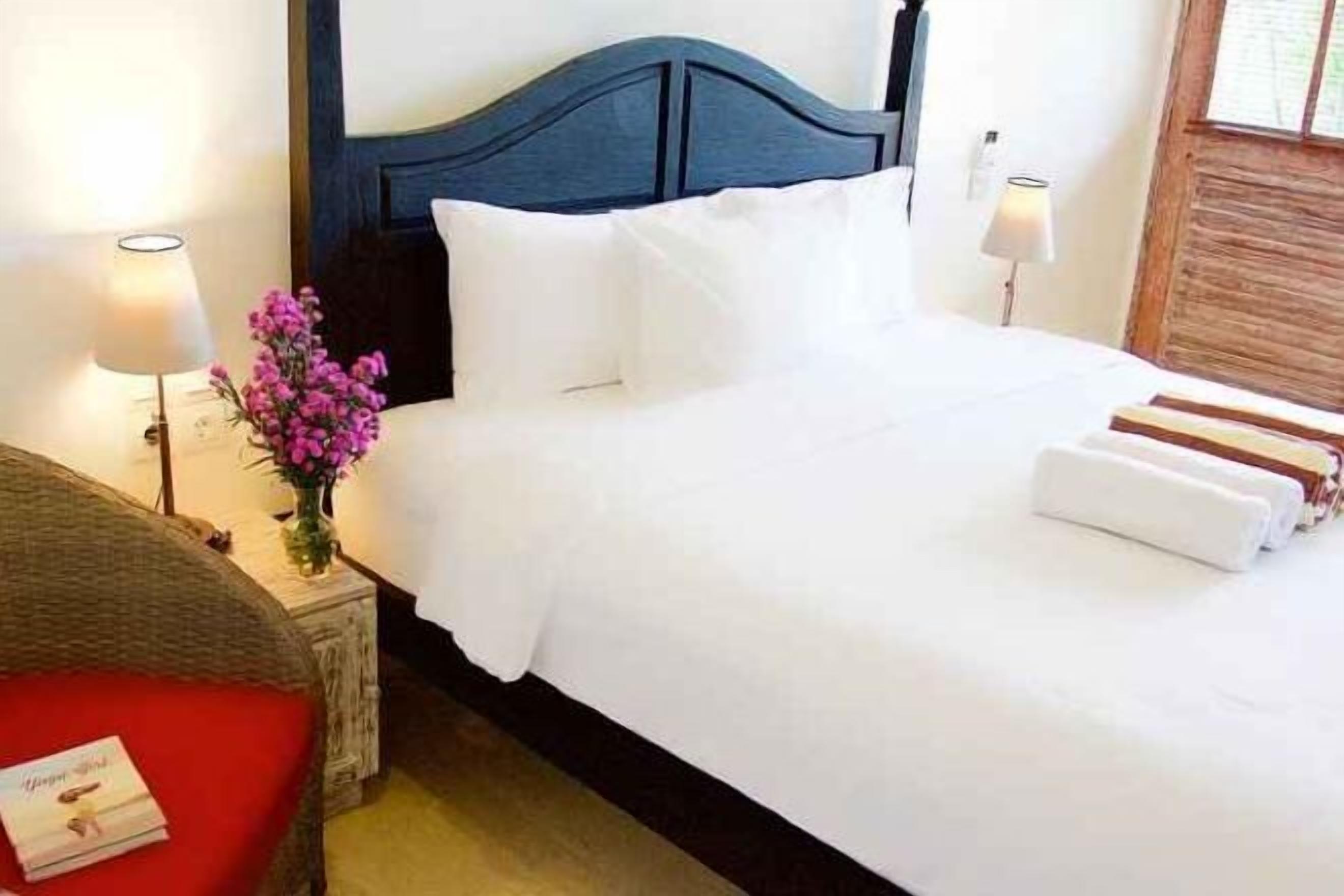 Minibar, két bảo mật tại phòng, bàn 