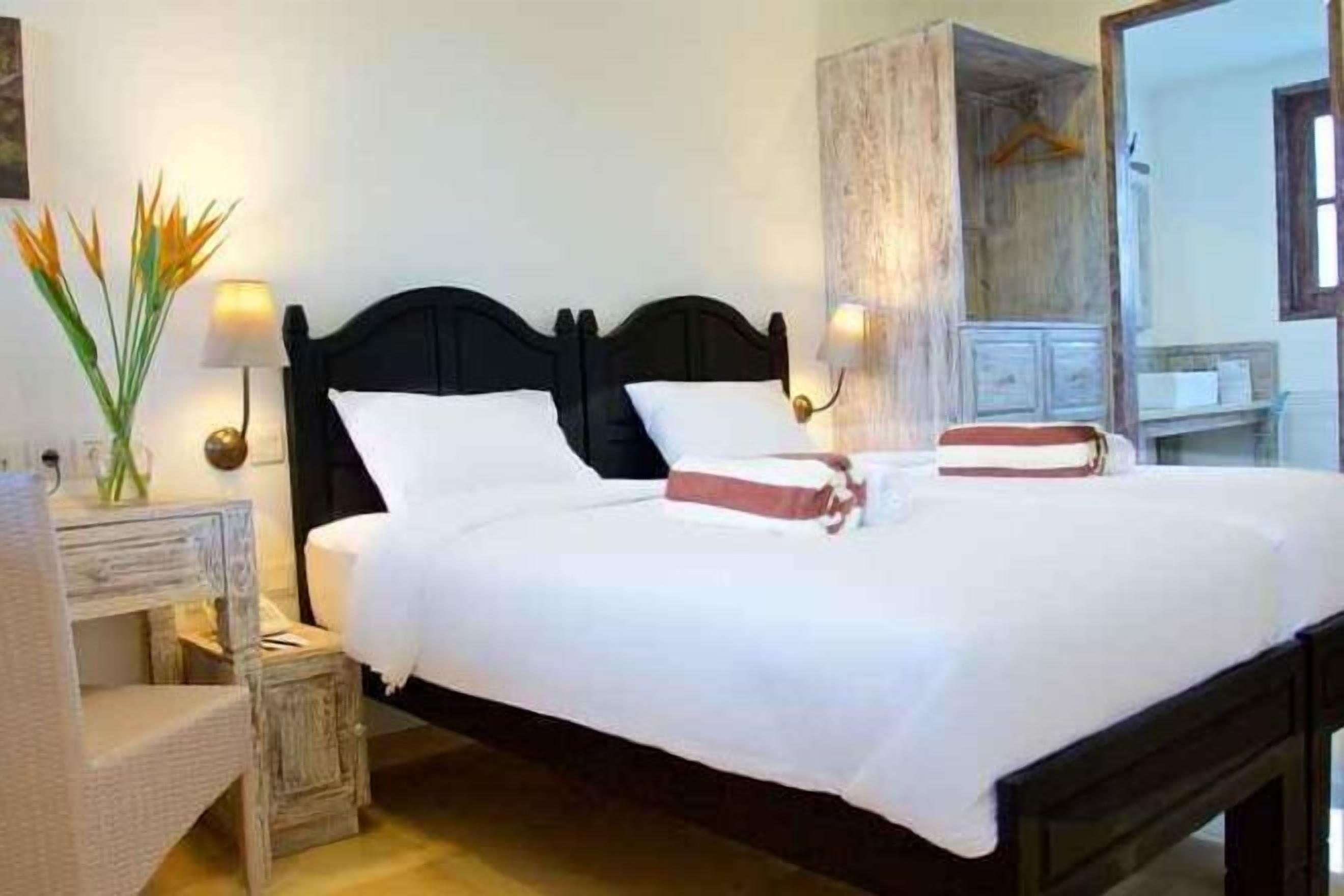 Minibar, két bảo mật tại phòng, bàn 