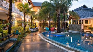 2 outdoor pools
