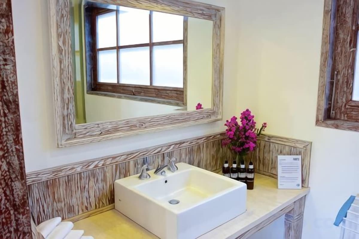 Bathroom | Shower, free toiletries, towels