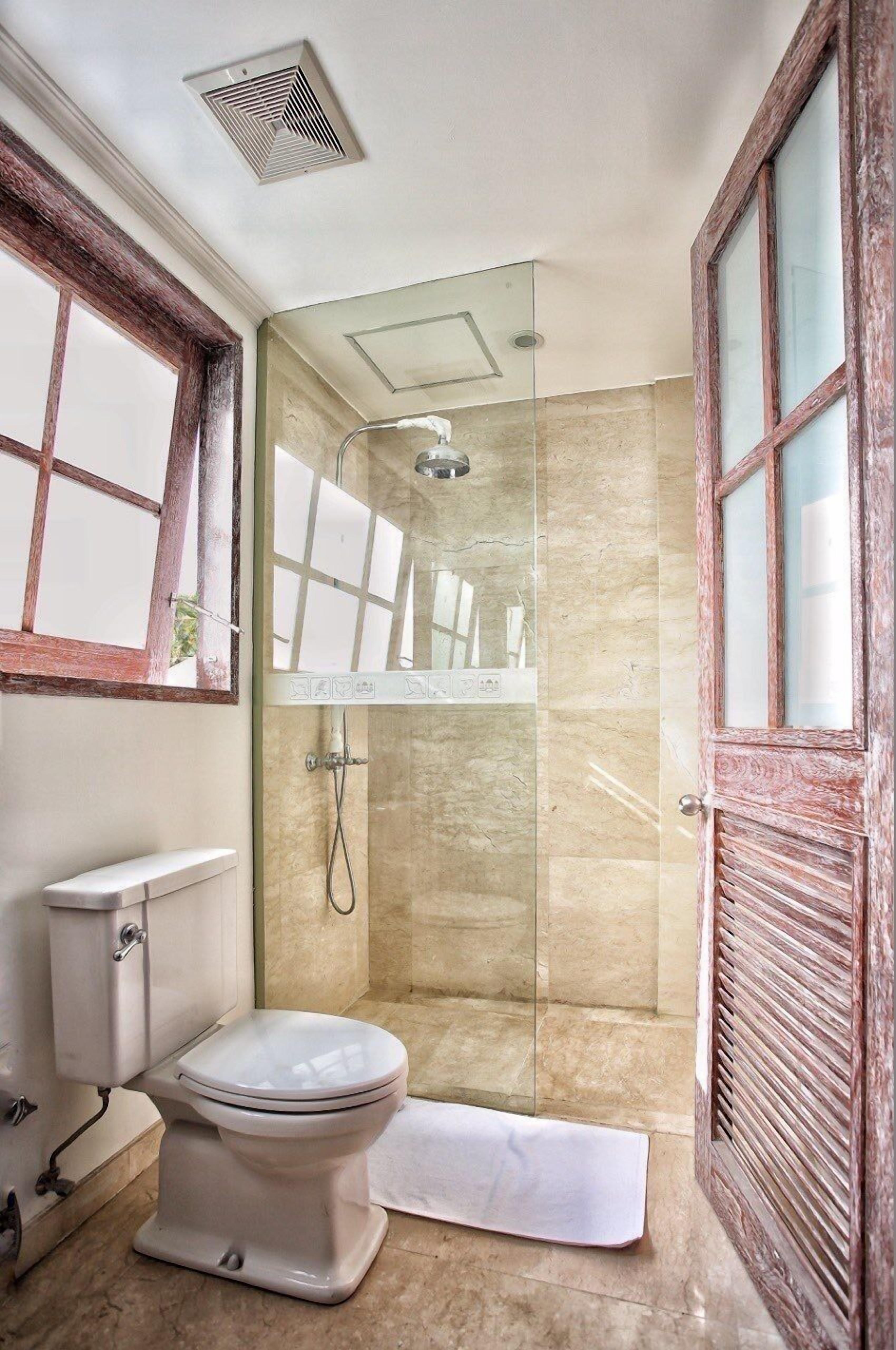 family suite | bathroom | shower, free toiletries, towels