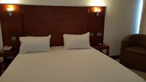 Executive Double Room, 1 Bedroom | Minibar, in-room safe, desk, free WiFi - Golden Gate Hotel (Kumasi)