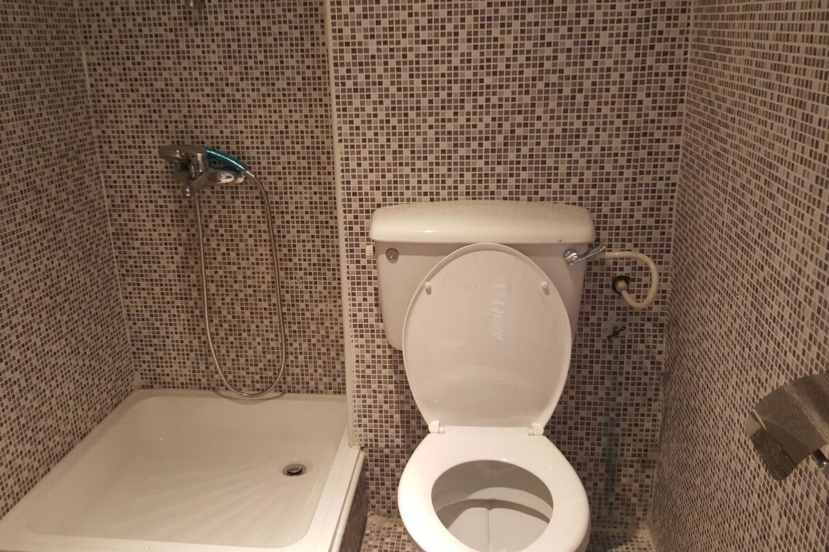 shower, free toiletries, towels