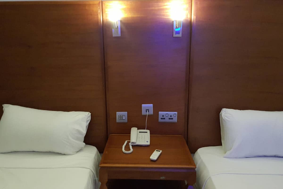 twin room | minibar, in-room safe, desk, free wifi