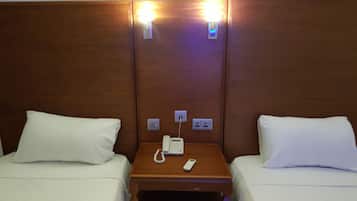 Habitación con 2 camas individuales | Minibar, caja de seguridad en la habitación, escritorio y wifi gratis