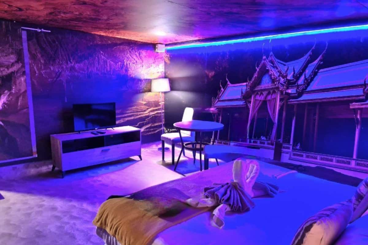 Double Room, 1 Queen Bed | Blackout curtains, soundproofing, free WiFi, bed sheets