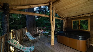 Boomhut, 1 queensize bed | Verduisterende gordijnen, geluiddichte muren, gratis wifi, beddengoed