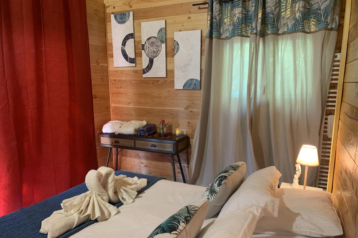 Tweepersoonskamer, 1 queensize bed | Verduisterende gordijnen, geluiddichte muren, gratis wifi, beddengoed