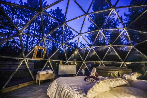 テント | 遮光カーテン、防音設備、WiFi (無料)、ベッドシーツ