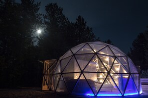 テント | 遮光カーテン、防音設備、WiFi (無料)、ベッドシーツ