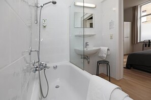 Articles de toilette gratuits, sèche-cheveux, serviettes fournies