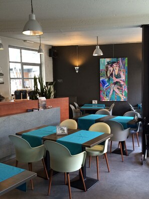 Sarapan dan makan tengah hari dihidangkan, masakan antarabangsa 