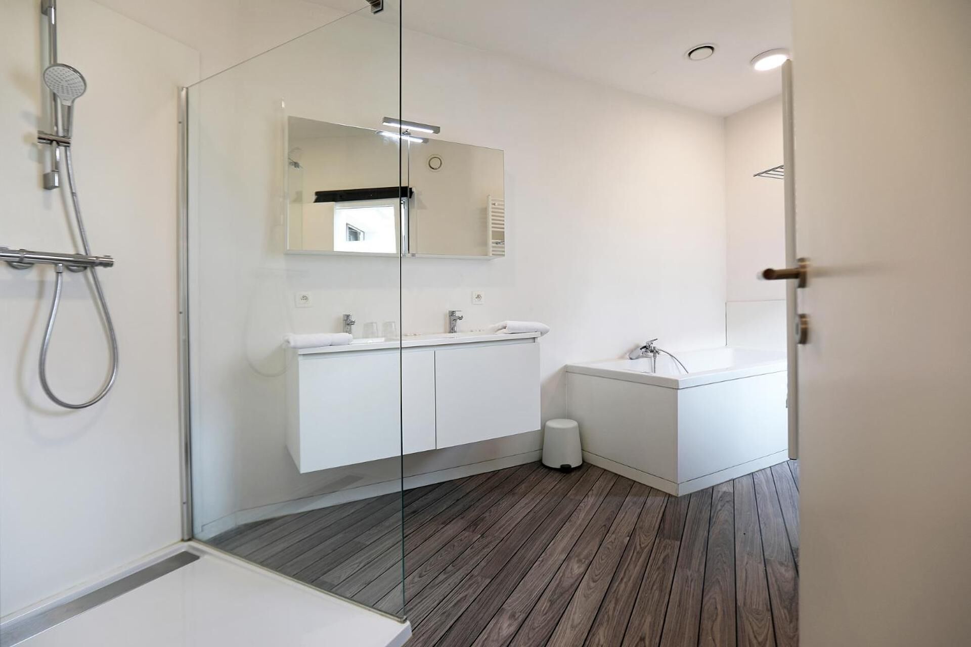 Articles de toilette gratuits, sèche-cheveux, serviettes fournies