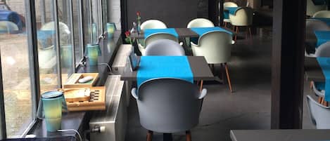 Breakfast and lunch served, international cuisine