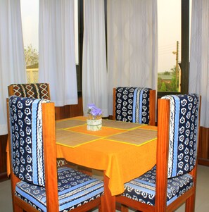 2 restaurants, spécialités Cuisine internationale