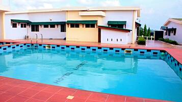 2 hồ bơi ngoài trời