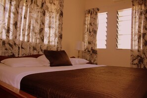 Deluxe Double Room, 1 King Bed (Family) | Bathroom | Combined shower/tub, spring water tub, rainfall showerhead - Hotel Loreto (Cape Coast)