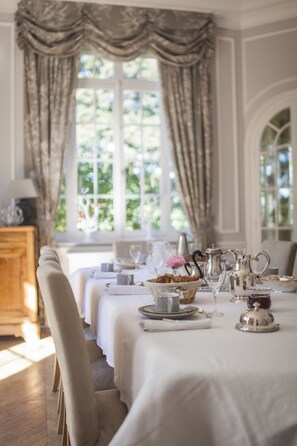 Petit déjeuner continental (19 EUR par personne)