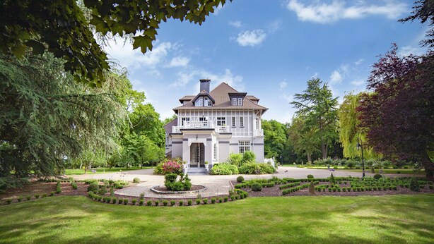 A large, two-story house with a symmetrical facade, a central entrance, and a formal garden with a circular flower bed. - Le Château - Fresnoy en Gohelle (Fresnoy-en-Gohelle)