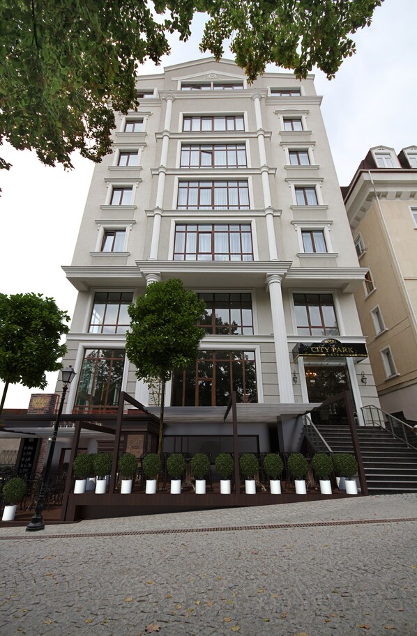 A multi-story hotel with a classical facade, large windows, and a central entrance with steps. - City Park Hotel (Chisinau)