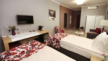 Deluxe Twin Room | Premium bedding, minibar, in-room safe, individually furnished