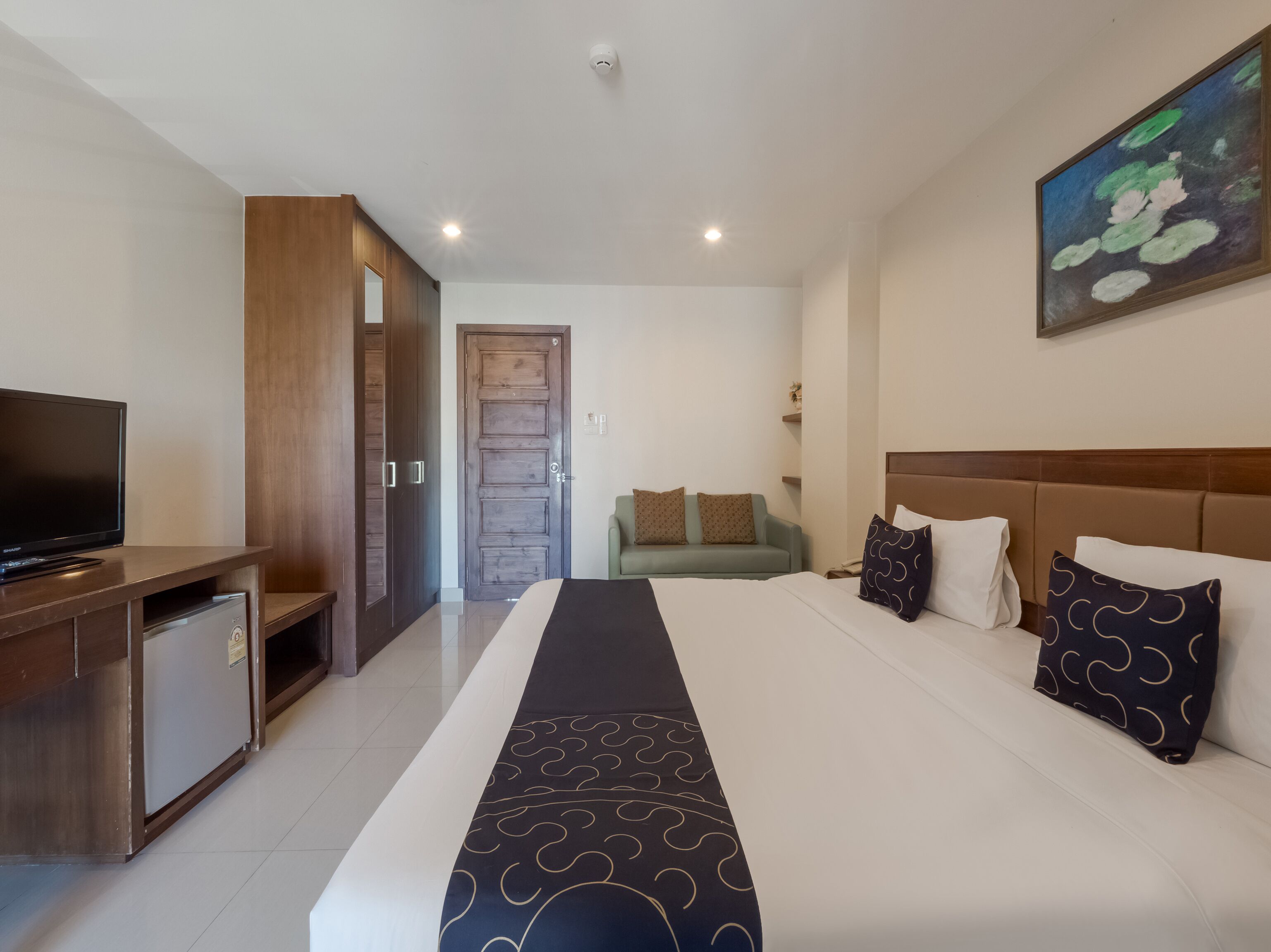 Superior Double Room | In-room safe, desk, free WiFi, bed sheets