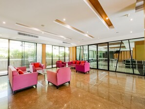 Lobby sitting area - CAPITAL O 1102 The SP Boutique (Pattaya)