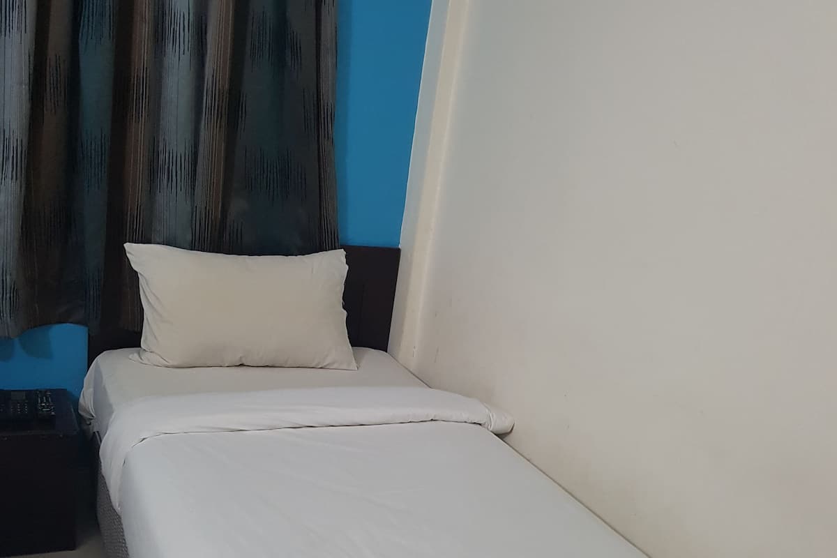 Single Room | Laptop workspace, iron/ironing board (on request), WiFi (free)
