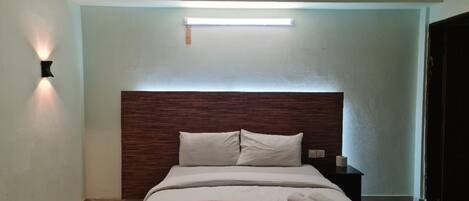 Superior Room | Laptop workspace, iron/ironing board, free WiFi, bed sheets