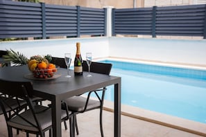 Una piscina al aire libre de temporada
