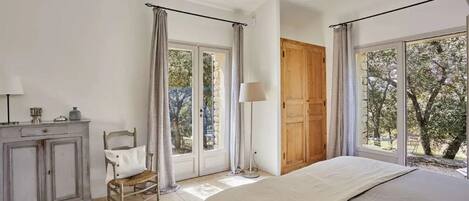 5 bedrooms, premium bedding, pillow-top beds, in-room safe