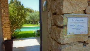 Placa com informações sobre serviços e comodidades do hotel 'Les Terrasses'.