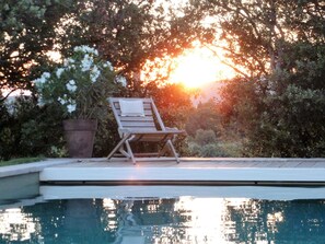 Piscina externa, espreguiçadeiras