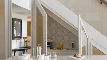 Ropa de cama de alta calidad, cubrecamas y minibar