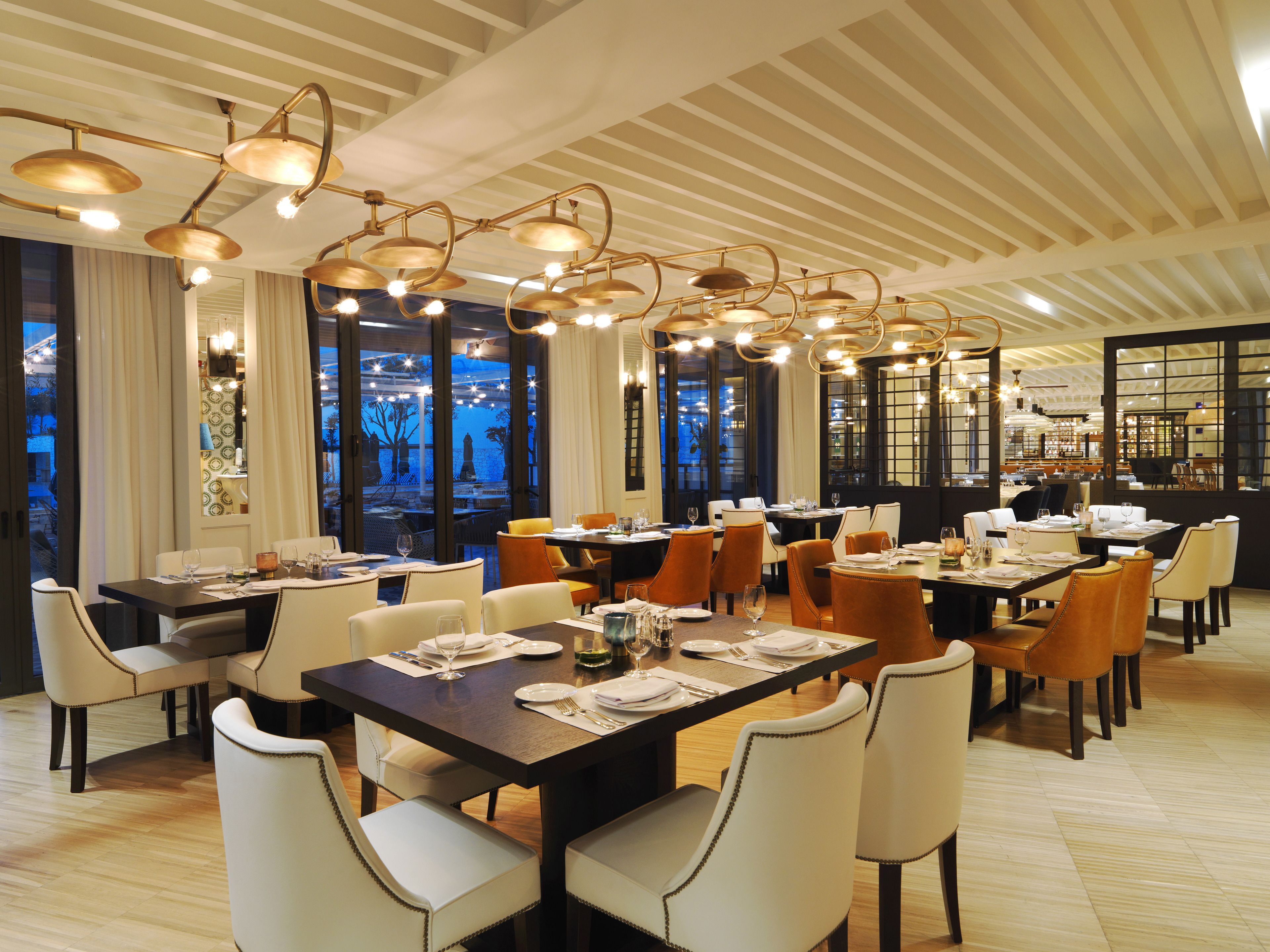 2 restaurants, lunch served